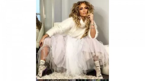 Pandemi, Jennifer Lopez Beri Harga Spesial Sepatu Cantik JLo - GenPI.co