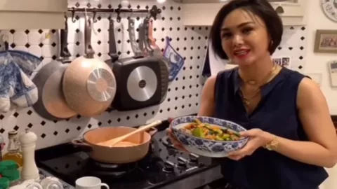 Yuni Shara Bongkar Resep Makan Malam Andalan, Sarden Tumis Petai! - GenPI.co