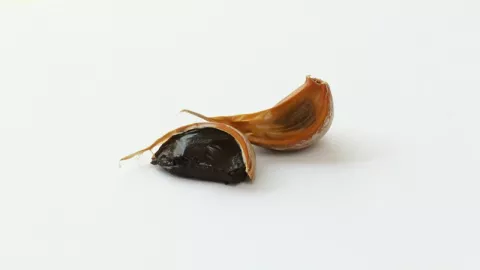 Ajaib! Black Garlic Punya Segudang Manfaat Bagi Tubuh - GenPI.co
