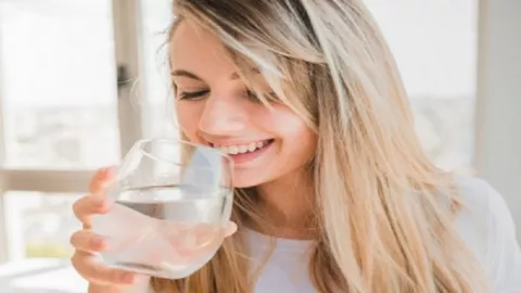 Banyak Minum Air Putih Bikin Hati Tenang - GenPI.co