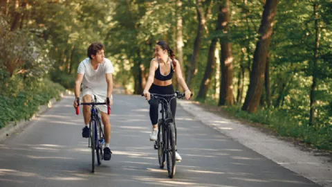 Jangan Salah Pilih, Simak Perbedaan Road Bike dan Sepeda Gunung - GenPI.co