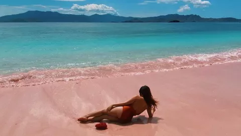 Unggah Foto Seksi di Pantai, Salmafina Tuai Hujatan Netizen - GenPI.co