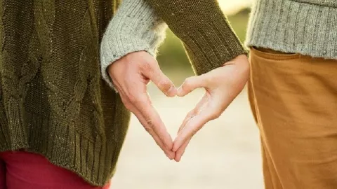 4 Hal Wajib Dilakukan Pasangan Agar Selalu Jatuh Cinta - GenPI.co