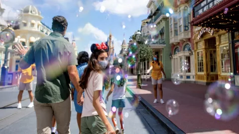 Berencana ke Disney di New Normal? Jam Operasionalnya Berubah Lo - GenPI.co