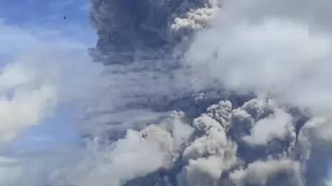 Gunung Sinabung Meletus, Tinggi Abu 5 Ribu Meter - GenPI.co