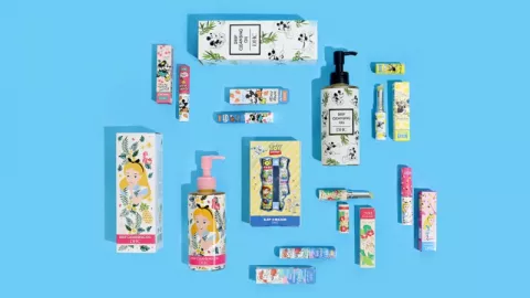 Wajah Bersinar Alami dengan Rangkaian DHC Disney Edition, Cobain! - GenPI.co