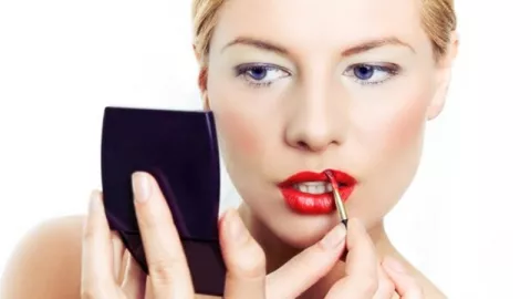 Makeup Tak Perlu Mahal, Nih Manfaat Lain Lipstik Untuk Penampilan - GenPI.co