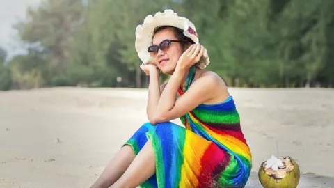 Ladies, Tampil Kece Saat ke Pantai, Kenakan 4 Pakaian Nyaman ini - GenPI.co