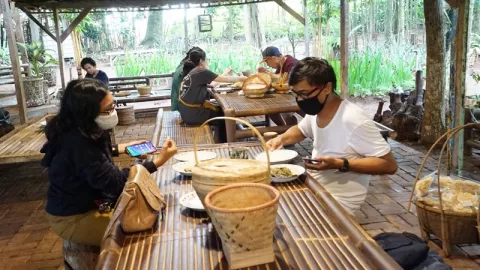 Bukan di Pedesaan Lo, Warung Tuman Sajikan Kuliner Minang Langka - GenPI.co