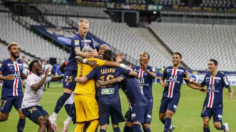Laga Brutal Kontra Lyon, PSG Juara Piala Liga - GenPI.co