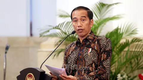 Heboh Pria Berbaju Logo Palu Arit Disebut Ayah Jokowi, Benarkah? - GenPI.co