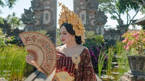 Cantiknya Shandy Aulia dan Anya Geraldine Pakai Songket Bali - GenPI.co