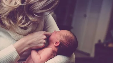 Panduan Pascamelahirkan ini Bisa Ibu Terapkan Agar Tak Panik - GenPI.co