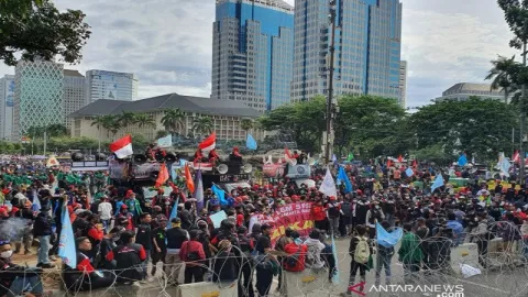 8 Ribu Aparat Kawal Demo Tolak Omnibus Law di Istana - GenPI.co
