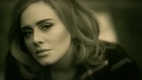 Lagu Hello Ungkapan Kerinduan Adele dengan Rumah di Masa Kecilnya - GenPI.co