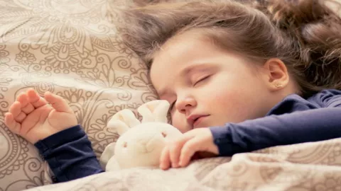 Anak Susah Bobok? 3 Tips agar Si Kecil Tidur Tepat Waktu - GenPI.co