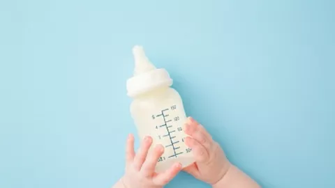 Bunda, Ini Waktu Tepat Mengenalkan Susu Sapi Kepada Bayi - GenPI.co