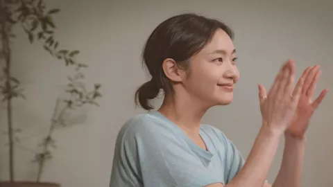 Kim Go Eun Sering Ikat Cepol Rambut, Ada yang Berponi Pendek! - GenPI.co