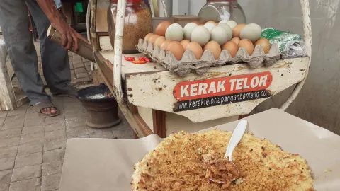 Lezatnya Kerak Telur Legendaris di Lapangan Banteng  - GenPI.co