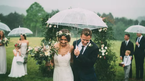 Tips Aman Menggelar Pernikahan di Musim Hujan - GenPI.co