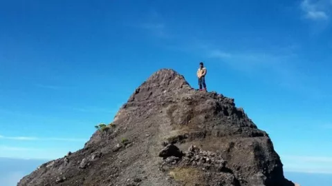 Berani Coba? 4 Gunung di Indonesia dengan Jalur Pendakian Ekstrem - GenPI.co