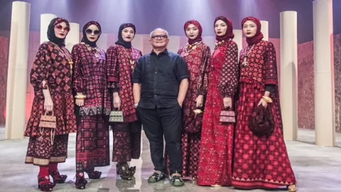 ISEF 2020 : Desainer Itang Yunasz Usung Batik Jambi - GenPI.co
