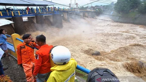 Di Tengah Pandemi Covid-19, Warga Jakarta Siap-siap Hadapi Banjir - GenPI.co