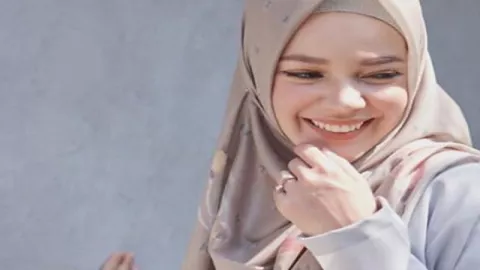 Dewi Sandra Terlihat Cantik Menggunakan Hijab - GenPI.co