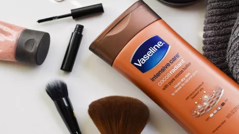 Vaseline Intensive Care Cocoa Radiant Lotion Bikin Kulit Glowing - GenPI.co