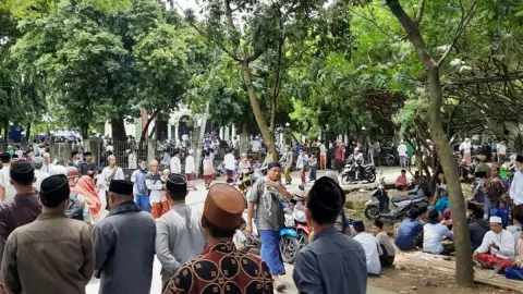 Pelayat Sempat Tidak Percaya Abuya Uci Meninggal Dunia - GenPI.co