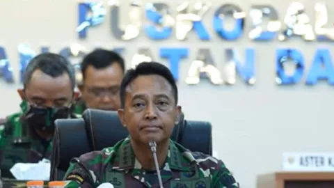 Viral Prajurit TNI Bantu Pedemo, Respons Andika Perkasa Menohok - GenPI.co