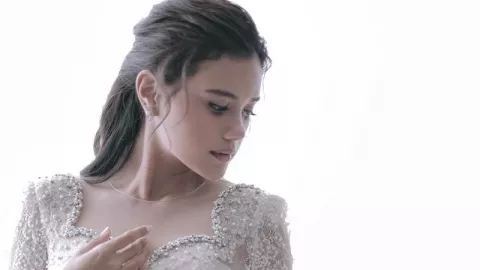 Bertabur Kristal, Gaun Pengantin Audi Marissa Curi Perhatian - GenPI.co