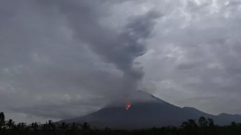 Lihat, Gunung Semeru Keluarkan Lava Pijar dan Awan Panas - GenPI.co