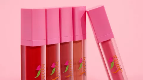 Kreasikan Berbagai Warna Baru dengan Lip Cream Sarita Beauty - GenPI.co
