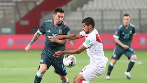 Peru vs Argentina 0-2: Lionel Messi Mandul - GenPI.co
