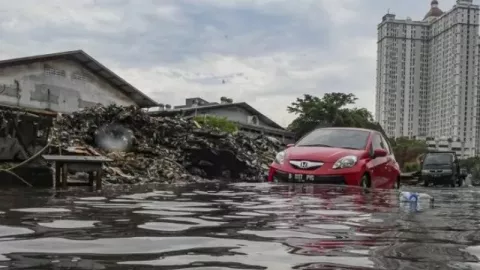3 Cara Mengendarai Mobil saat Banjir, Dijamin Aman - GenPI.co