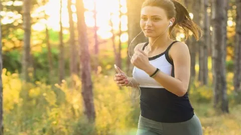 Olahraga Sambil Dengar Musik Ampuh Bikin Berat Badan Turun - GenPI.co