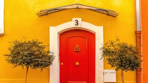 Simak, 5 Rekomendasi Warna Pintu Rumah Terbaik Menurut Fengsui - GenPI.co