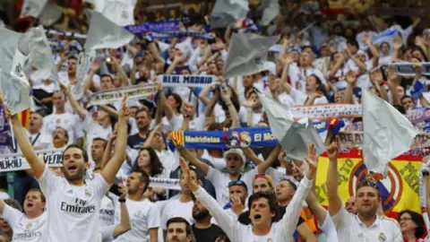 Real Madrid Lolos Dari Lubang Jarum, Benzema Salip Ronaldo - GenPI.co