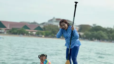 Gaya Susi Pudjiastuti Momong Bocah di Laut Keren Banget - GenPI.co