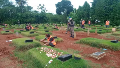 Pelanggar Prokes di Tangsel Dihukum Berdoa di Pemakaman - GenPI.co
