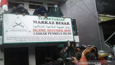 Lihat Nih, Papan Nama FPI di Kantornya Dicopot  - GenPI.co