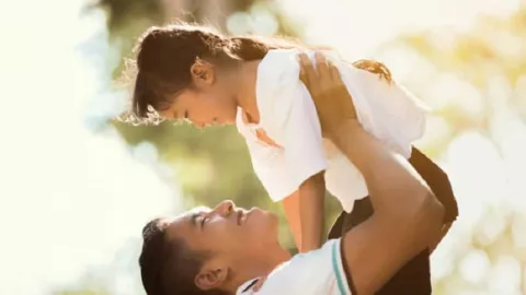Ayah Bisa Jadi Obat Penghilang Rasa Sepi Untuk Anak Perempuannya - GenPI.co
