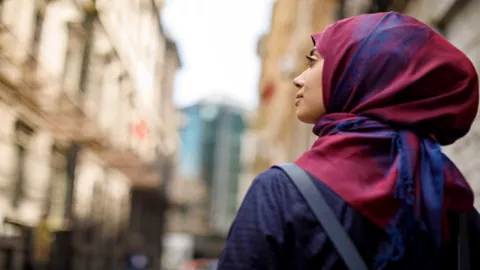 4 OOTD Hijab Terbaik untuk Jalan-jalan di Tengah Kota - GenPI.co