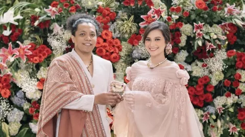 Intip Baju Pernikahan Unik Arie Kriting dan Indah Permatasari - GenPI.co