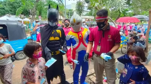 Ondel-Ondel dan Superhero Bagikan Masker untuk Warga Jakarta - GenPI.co
