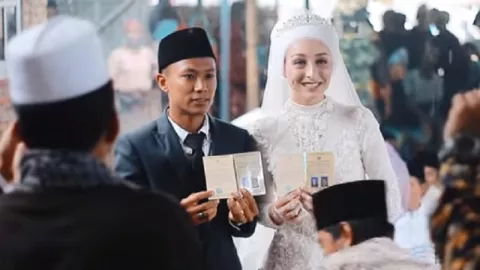 Viral! Pria Lombok Nikahi Bule Cantik, Maskawin Cerek dan Cobek - GenPI.co
