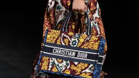 Superkeren, Dior Pakai Endek Bali Untuk Koleksi SS Summer - GenPI.co