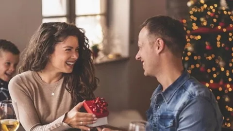 5 Inspirasi Hadiah Natal Untuk Istri Tersayang - GenPI.co