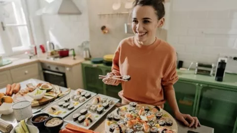 Kimbab Vs Sushi, Ketahui Perbedaannya Agar Tak Salah Memesan - GenPI.co